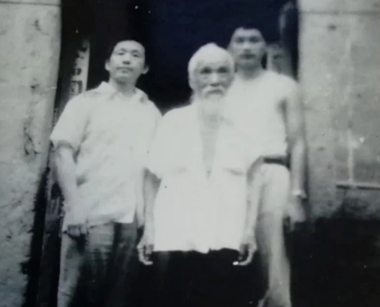 他一人就能抵一座医院，耿直的老中医在商业化医疗环境中遭封杀